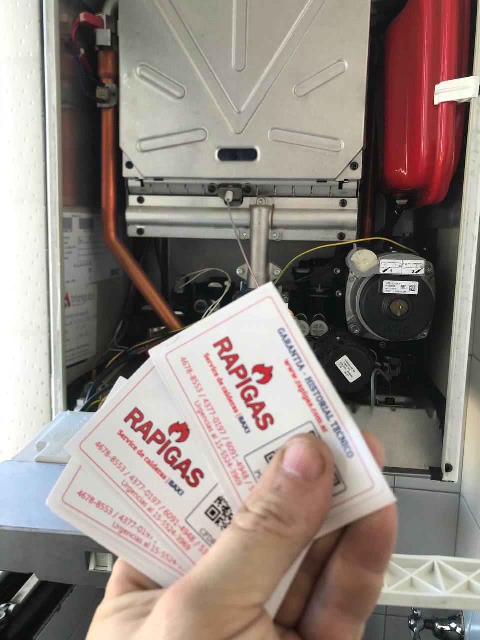 Trabajo de instalación especializado RAPIGAS en calderas BAXI